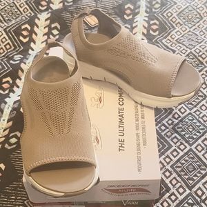 SKECHERS ARCH FIT SZ 7